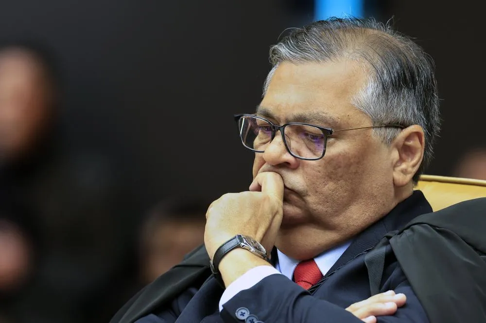 Flávio Dino suspende processo de indicação de Flávio Costa ao TCE/MA