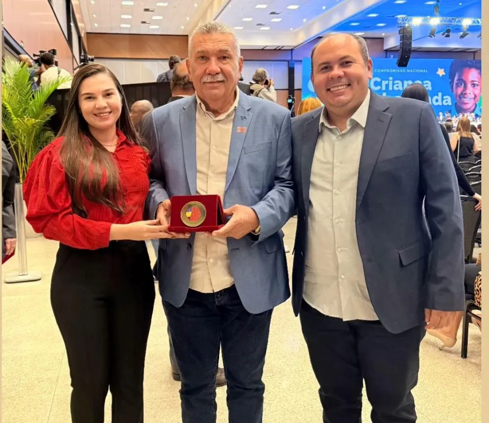 Prefeito Salomão Barbosa recebe Selo Ouro do Ministério da Educação em Brasília