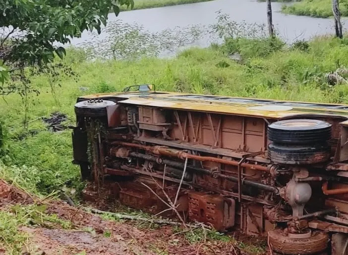 Grave Acidente Entre Moto e Ônibus Escolar Deixa Dois Jovens Mortos na MA-245, em Bacabal.