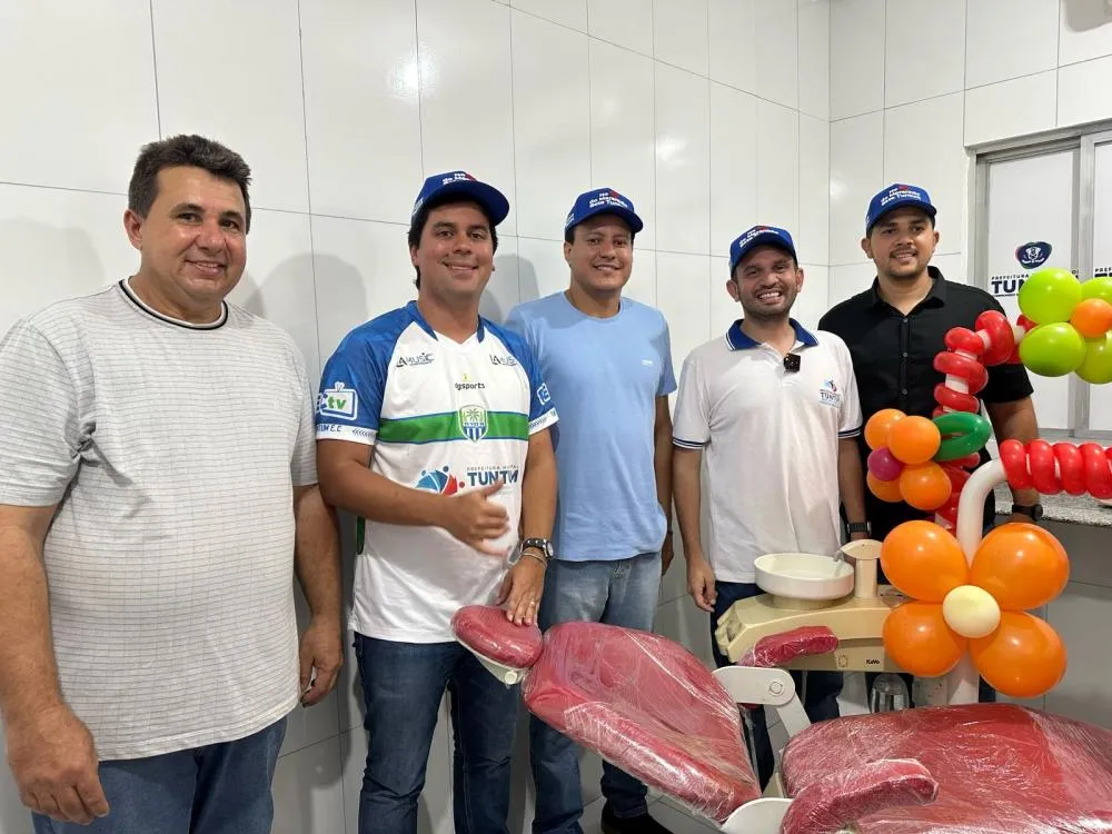 Acompanhado do ministro Fufuca e do vice-governador Felipe Camarão o prefeito Fernando Pessoa assina convênio coma Caixa para construção de 80 casas em Tuntum