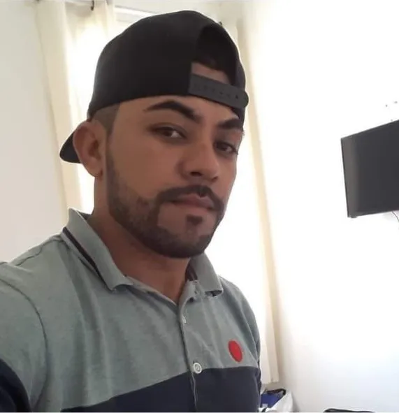Jovem morre após veiculo perder o controle e cair dentro do Piscinão de Presidente Dutra.