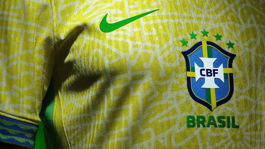 CBF se pronuncia sobre polêmica camisa vermelha da Seleção: 'Imagens não são oficiais' 