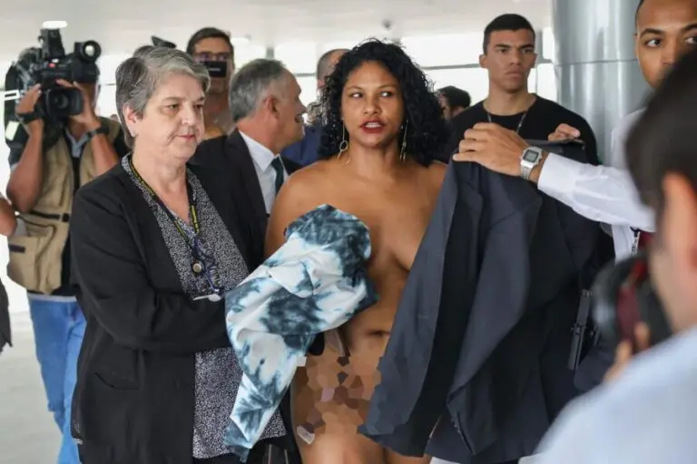 Mulher fica nua no Palácio do Planalto, em Brasília e exige falar com presidente Lula