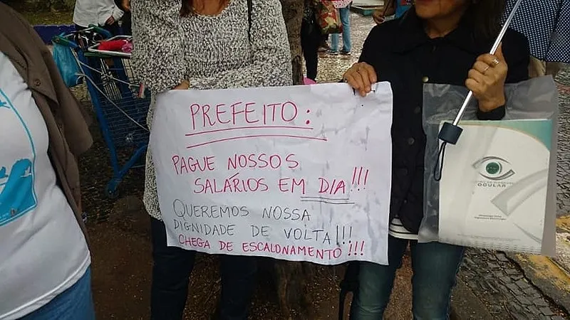 BOMBA! Procuradores e contratados reclamam de atraso de salários em Presidente Dutra