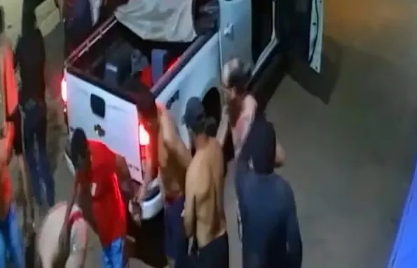 Quadrilha explode agência bancária em assalto com reféns em Carolina, no MA