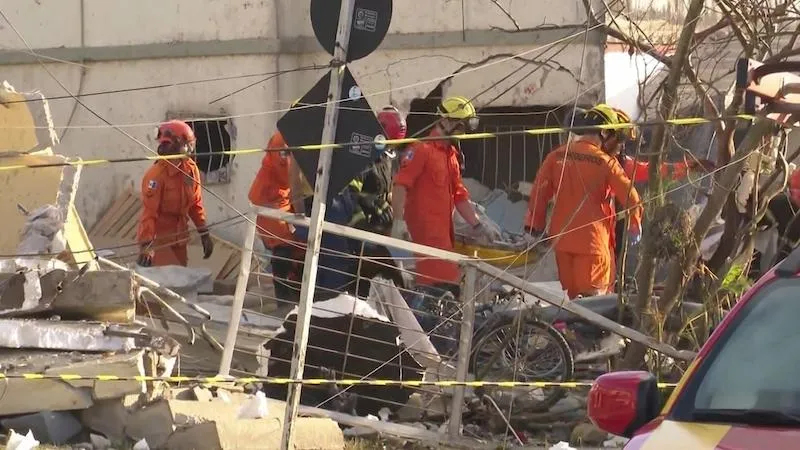 Prédio desaba após explosão em Maceió; há três mortos