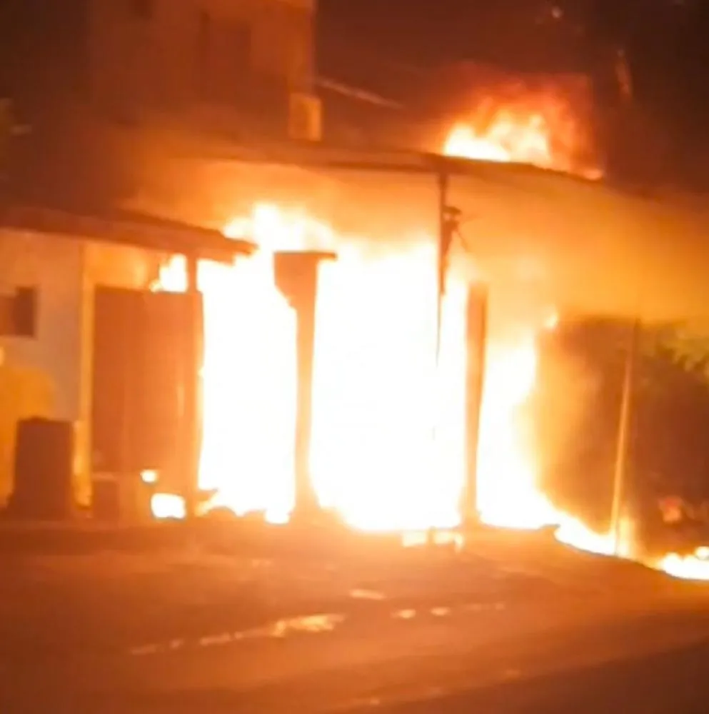 Incêndio de Grandes Proporções Destrói Estabelecimentos Comerciais em Presidente Dutra
