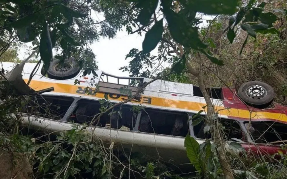 Ônibus cai em ribanceira e deixa 17 mortos e quase 30 feridos, em Alagoas