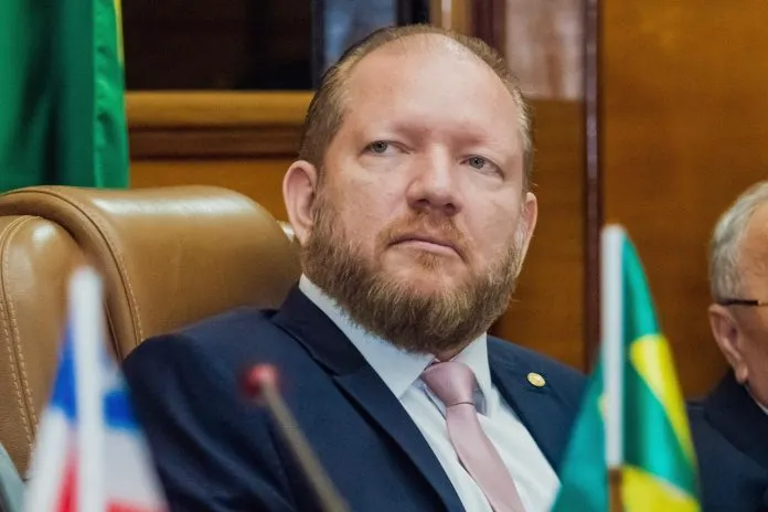 Deputado petista “joga água no chopp” de Othelino
