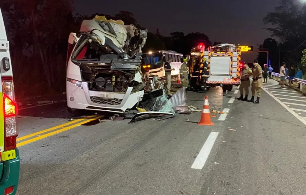 Acidente entre micro-ônibus, ônibus e carreta deixa cinco mortos em GO