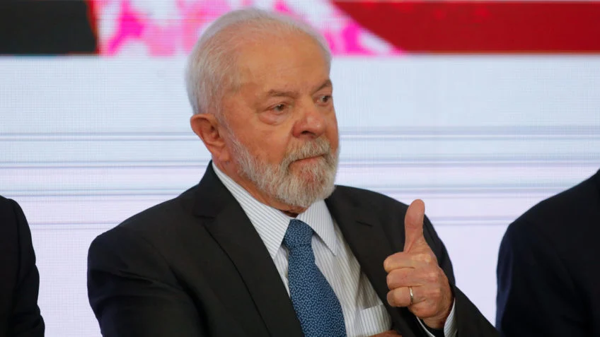 Lula é operado às pressas em São Paulo após sentir dor na cabeça
