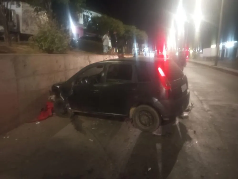 Grave acidente deixa um morto na madrugada desta quarta-feira (23), na Avenida José Olavo Sampaio, em Presidente Dutra.