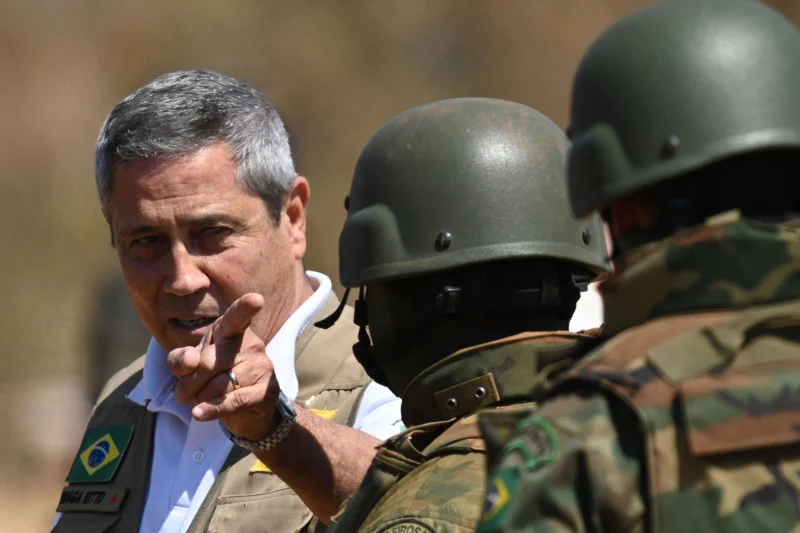 PF prende Braga Netto por obstrução à Justiça