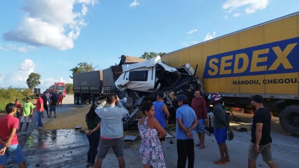 Colisão entre caminhão e carreta deixa dois feridos na BR-135 