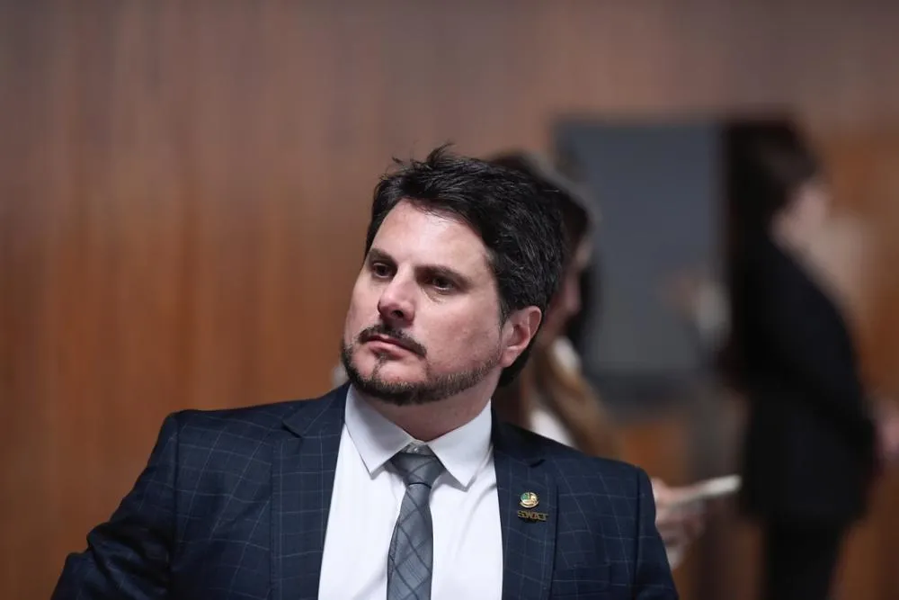 Por ordem de Moraes, Marcos do Val coloca tornozeleira eletrônica