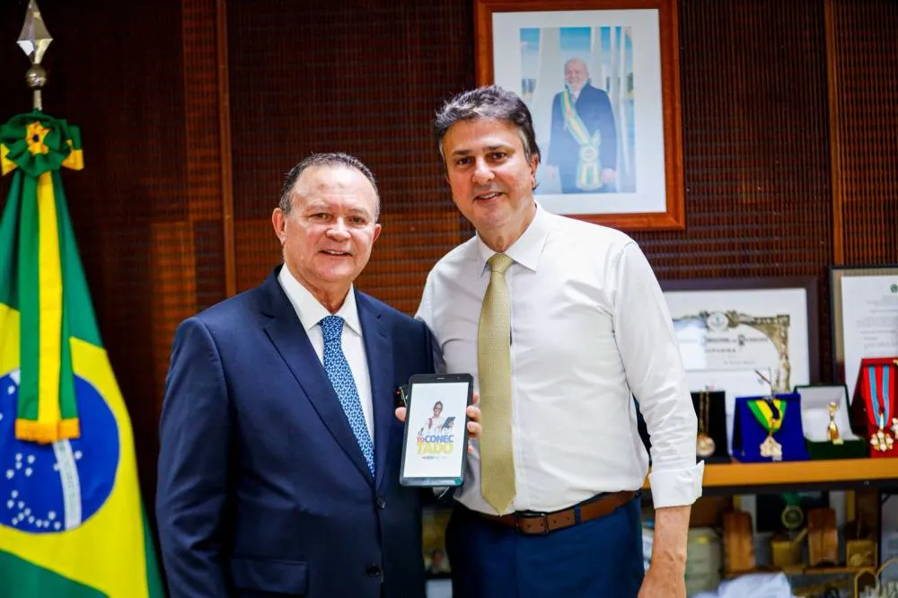 Brandão apresenta programa Tô Conectado para ministro da Educação, Camilo Santana, que destaca a importância da iniciativa
