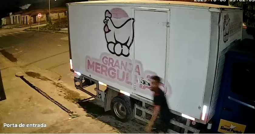 Homem é flagrado furtando objetos de caminhão no bairro de Fátima, Presidente Dutra