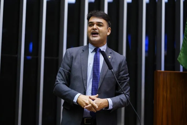 Após divulgação de gravações, deputado cai no choro e entrega cargo do pai secretário