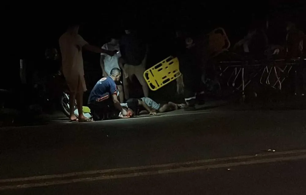 Pedestre é atropelado por motocicleta na BR-135 em Presidente Dutra; vítima foi socorrida pelo SAMU
