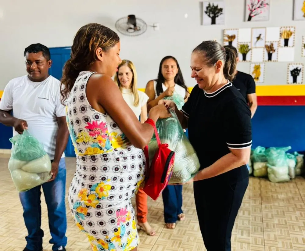 Luciana Leocádio realiza entrega de cestas básicas do Programa de Aquisição de Alimentos (PAA)
