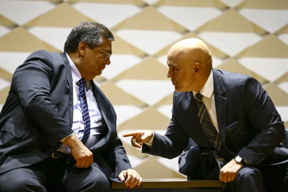 Moraes e Dino votam para manter prisão preventiva de Bolsonaro; placar no STF é de 2x0