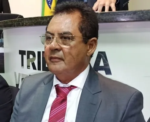 Bandeira do governo Raimundinho some diante da perda de SELOS e crise fiscal em Presidente Dutra;segundo TCE rombo chega a 14 milhões em 2023