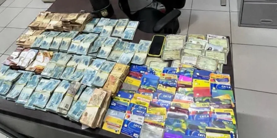 Idosa de 63 anos é presa após apreensão de R$ 443 mil, cartões bancários e documentos que comprovam atividades ilícitas