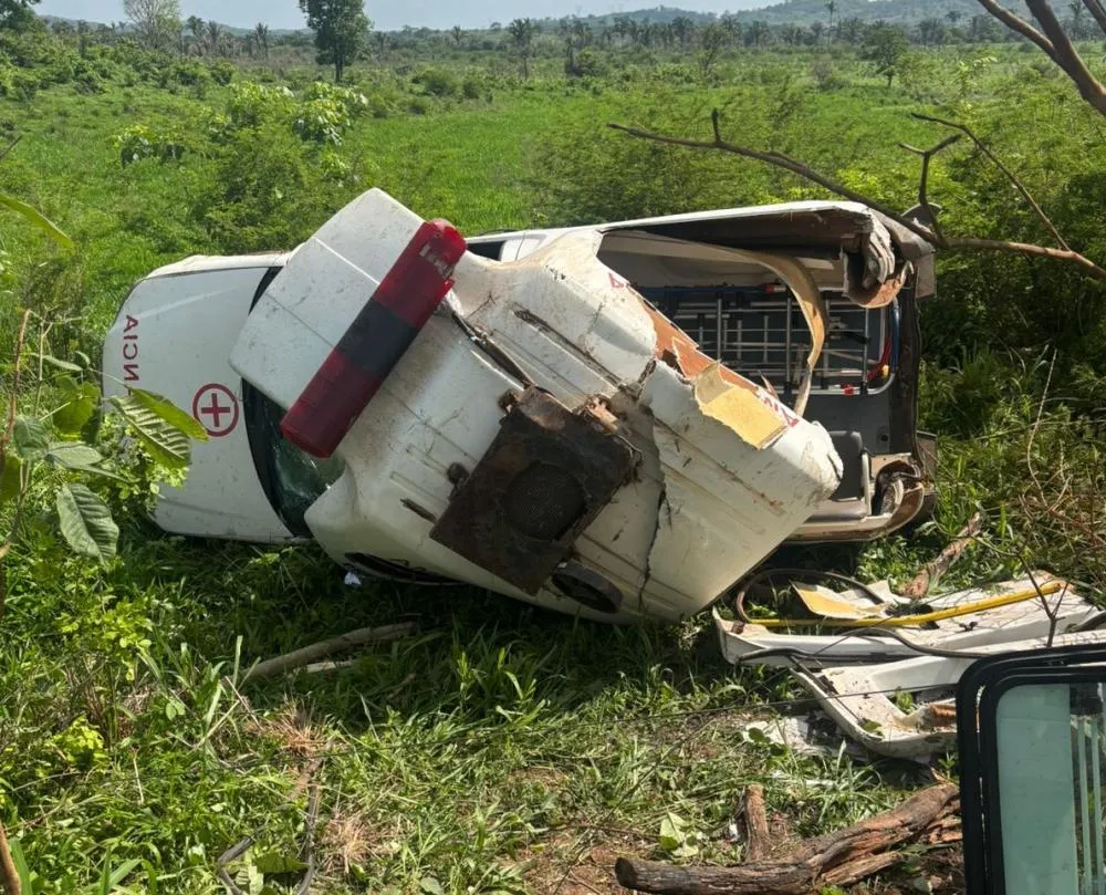 Ambulância fica destruida após acidente em estrada da zona rural de Presidente Dutra 