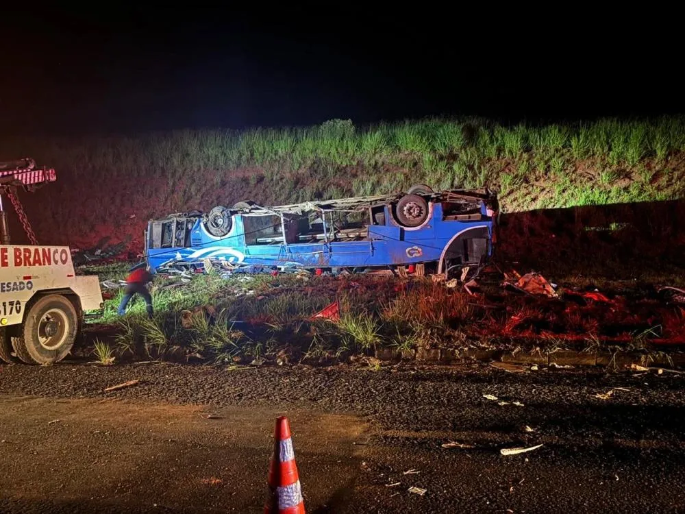 Seis pessoas morrem após ônibus que saiu do Maranhão tombar em SP; pneu estourou, diz PRF