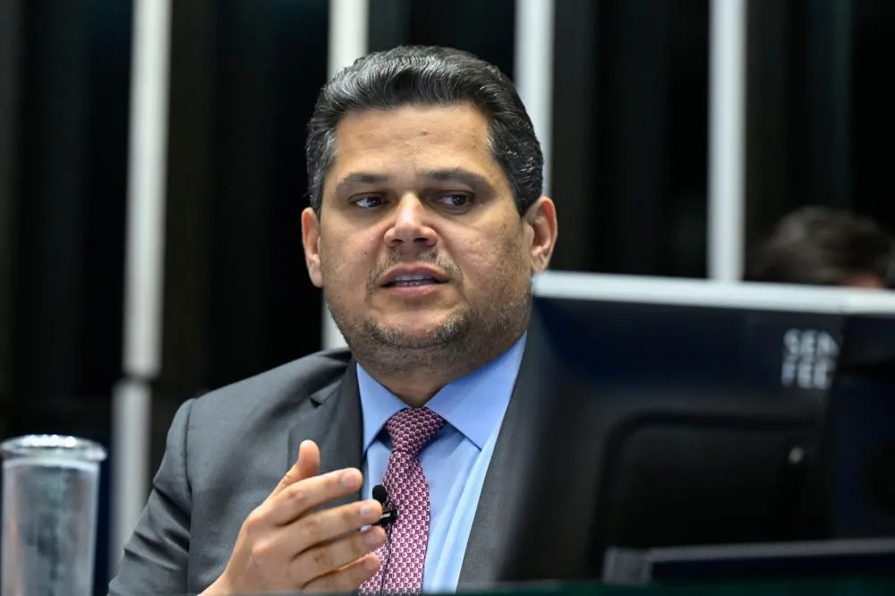 Em derrota para o governo, Alcolumbre mantém quebra de sigilo de Lulinha