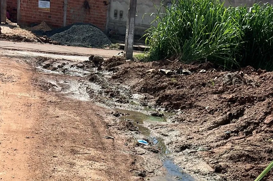“Falta tudo”: Moradores do Colina Park se revoltam com lama, buracos e falta de infraestruturas em Presidente Dutra