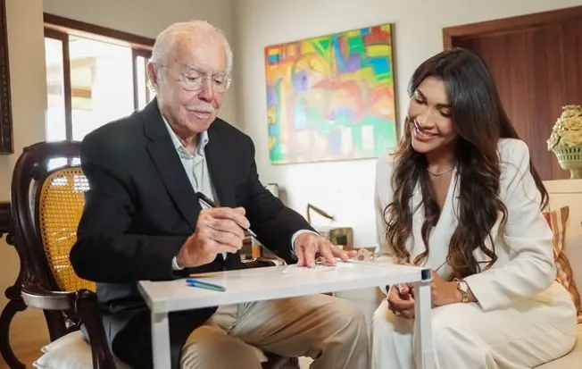 Ao lado de Sarney, Larissa DP filia-se ao MDB.
