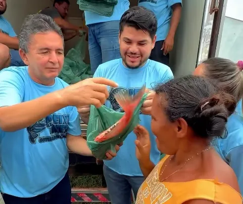 Prefeito Zezão e Guilherme Paz entregam mais de 3.800 quilos de peixes e 800 cestas basicas em Goverandor Luis Rocha. 
