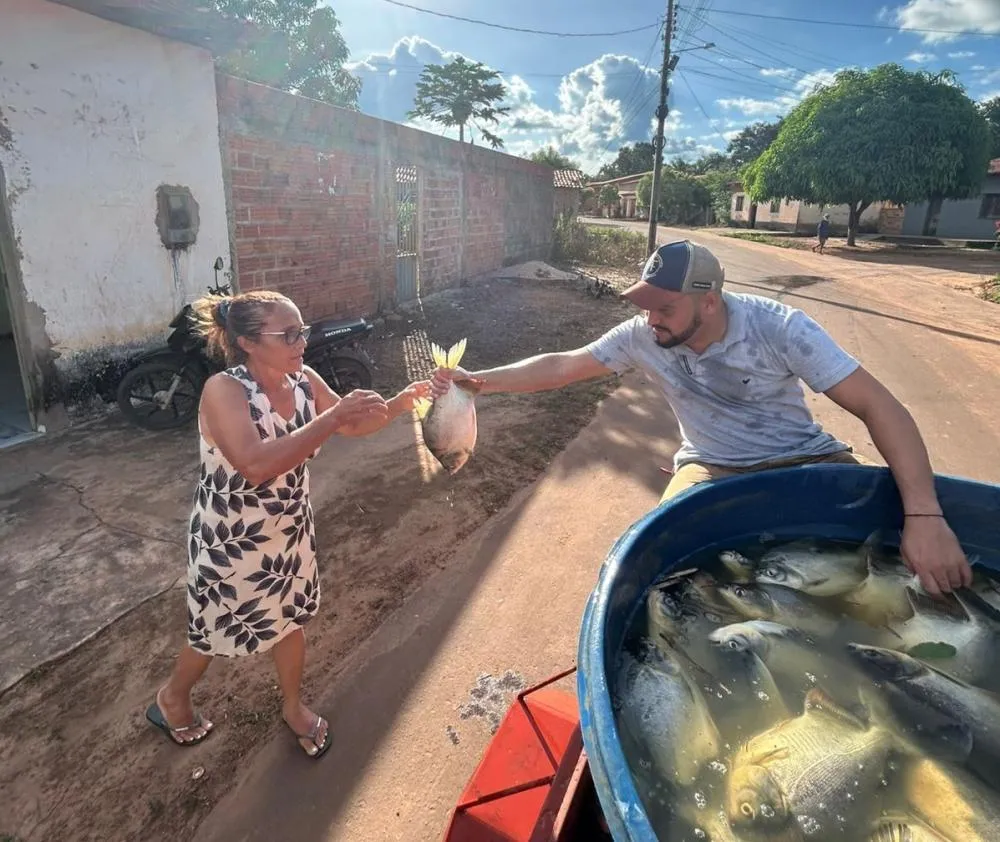 Vereador Manim da Cruz entrega mais de uma toneleda de peixes no Povoado Lagoa da Cruz e em Gonçalves Dias