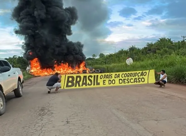 Moradores fecham BR-222 e cobram ação do Governo Federal sobre condições críticas da rodovia