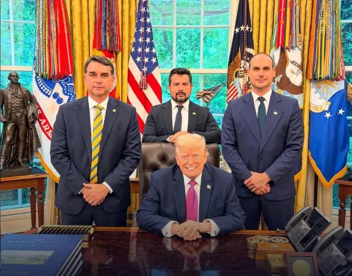 Em agenda histórica, Flávio Bolsonaro é recebido por Donald Trump no Salão Oval da Casa Branca