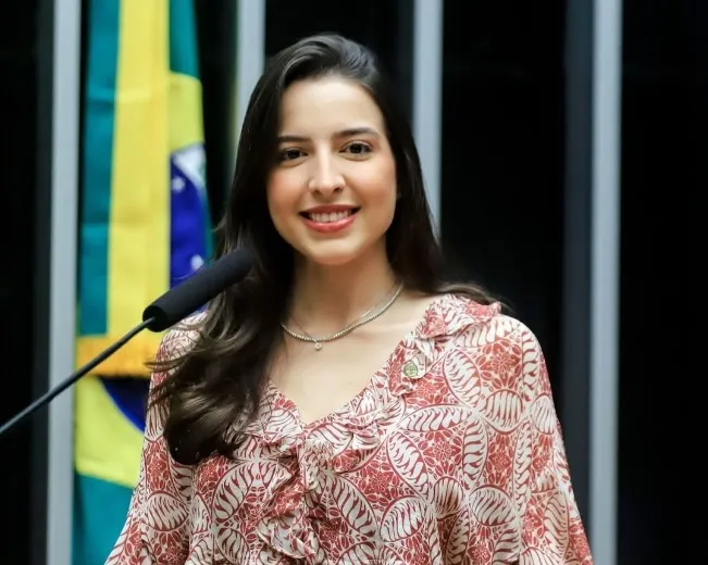 Amanda Gentil vota a favor do trabalhador e apoia o fim da escala 6×1