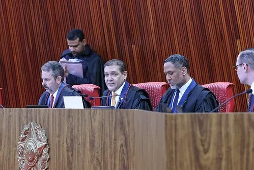 TSE suspende pesquisa acusada de induzir respostas contra Flávio