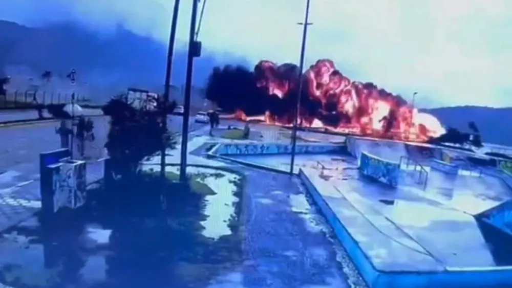 Jatinho vara a pista em aeroporto de Ubatuba, vai parar na praia e explode; VÍDEO