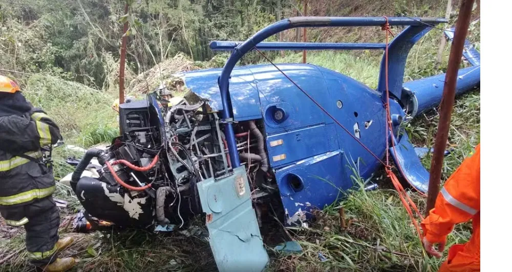 Helicóptero cai na Grande SP e duas pessoas morrem; uma criança e o piloto são resgatados com vida